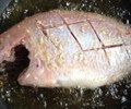 6 sai lầm khi rán cá khiến món ăn vỡ nát mất hết chất dinh dưỡng 