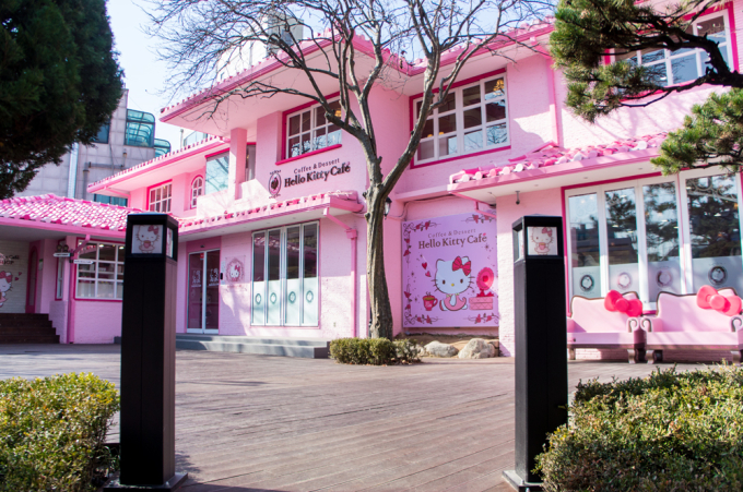 Trước khi trở thành nhà của BLACKPINK, ở đây từng là một quán cà phê có concept hình Kitty.