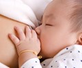 Nuôi con bằng sữa mẹ giúp ổn định huyết áp của trẻ 
