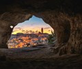 Khám phá thành phố hang động 9000 năm tuổi ở Italy 
