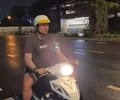 Thủ môn Đặng Văn Lâm ăn vận giản dị đi dép lê cưỡi xe máy 