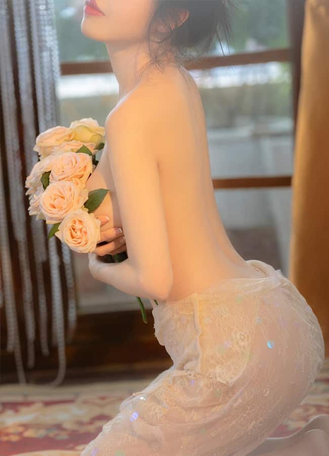 Cô gái miền Tây có vóc dáng như một pho tượng nhờ bí quyết làm đẹp cổ xưa