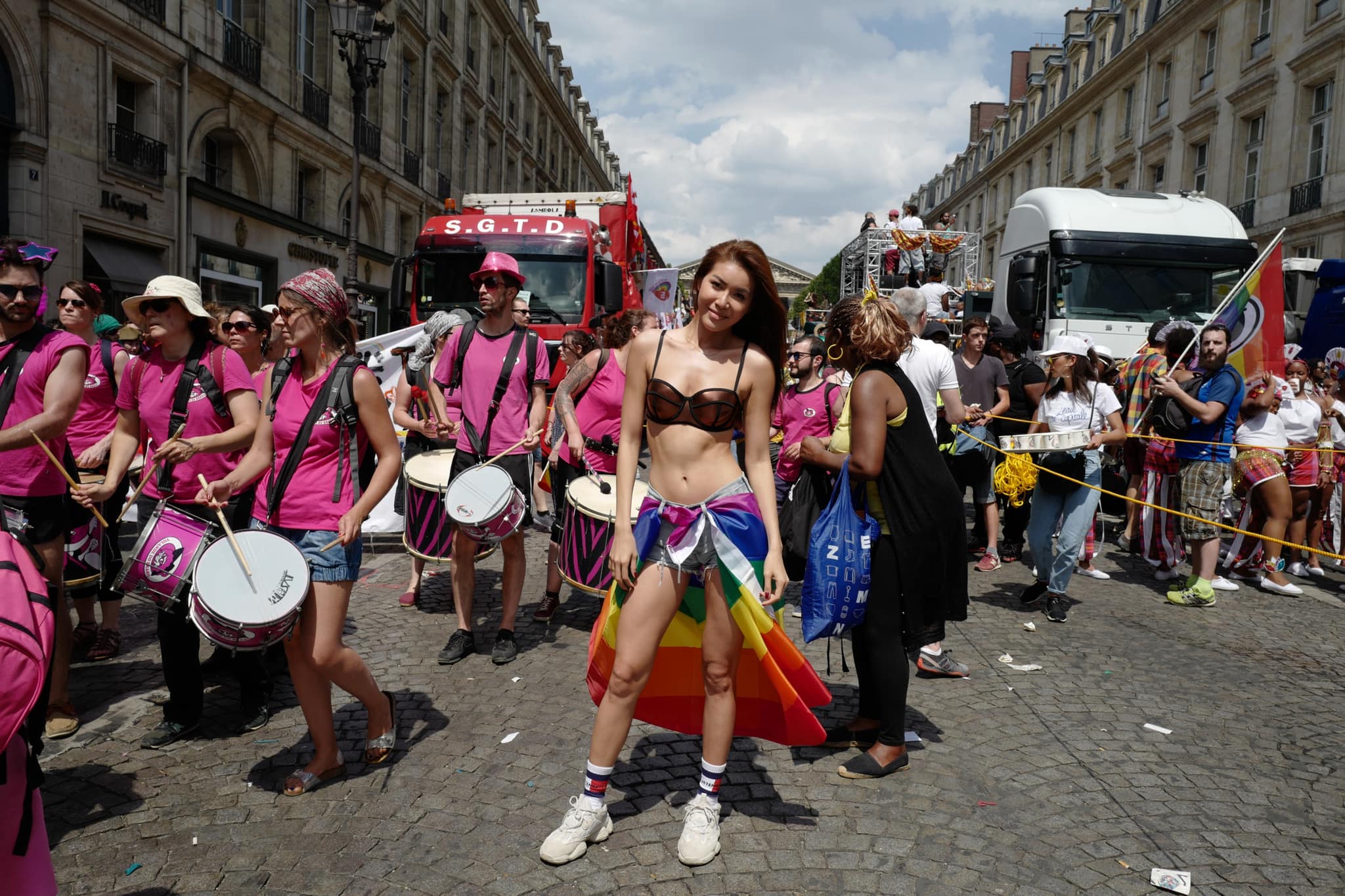 Siêu mẫu Minh Tú ăn mặc sexy diễu hành ủng hộ cộng đồng LGBT