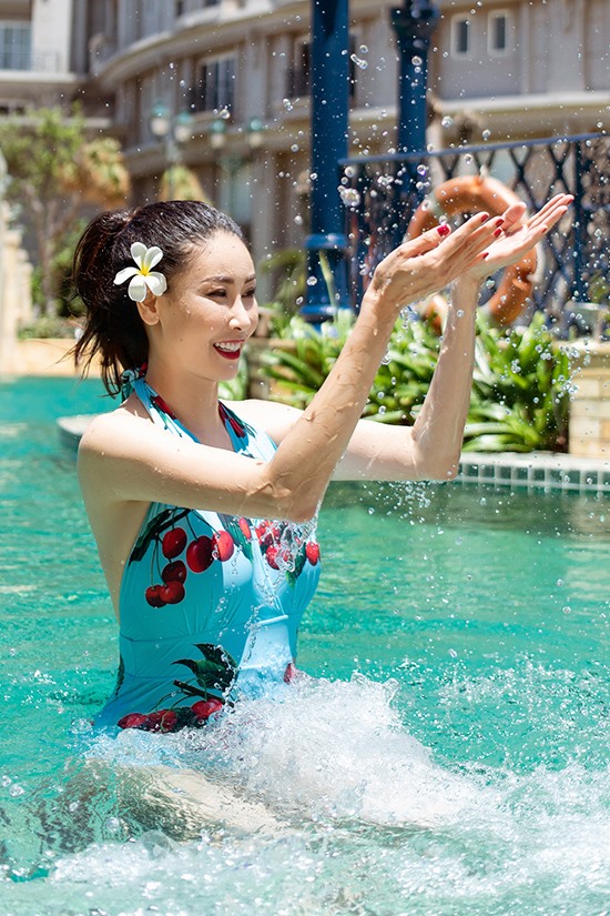 Hoa hậu Hà Kiều Anh U50 diện bikini vẫn thu hút mọi ánh nhìn
