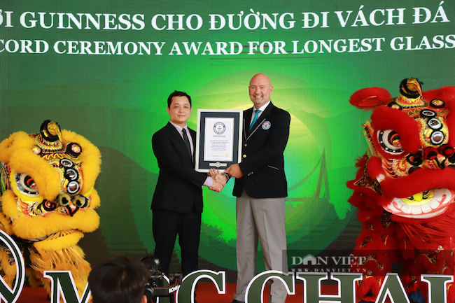Cầu kính Bạch Long bất ngờ nhận kỷ lục Guinness dài nhất thế giới