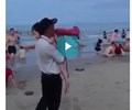 Clip Xúc động Chú bảo vệ bế cháu bị thất lạc vác loa đi dọc bãi biển Đà Nẵng tìm cha mẹ 