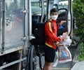 Hai cầu thủ U23 Việt Nam phải đi xe tải bố mẹ Bùi Hoàng Việt Anh ra sân bay đón con trai 