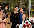 Nữ ca sĩ Khánh Ly được chào đón nồng nhiệt khi trở về Việt Nam 