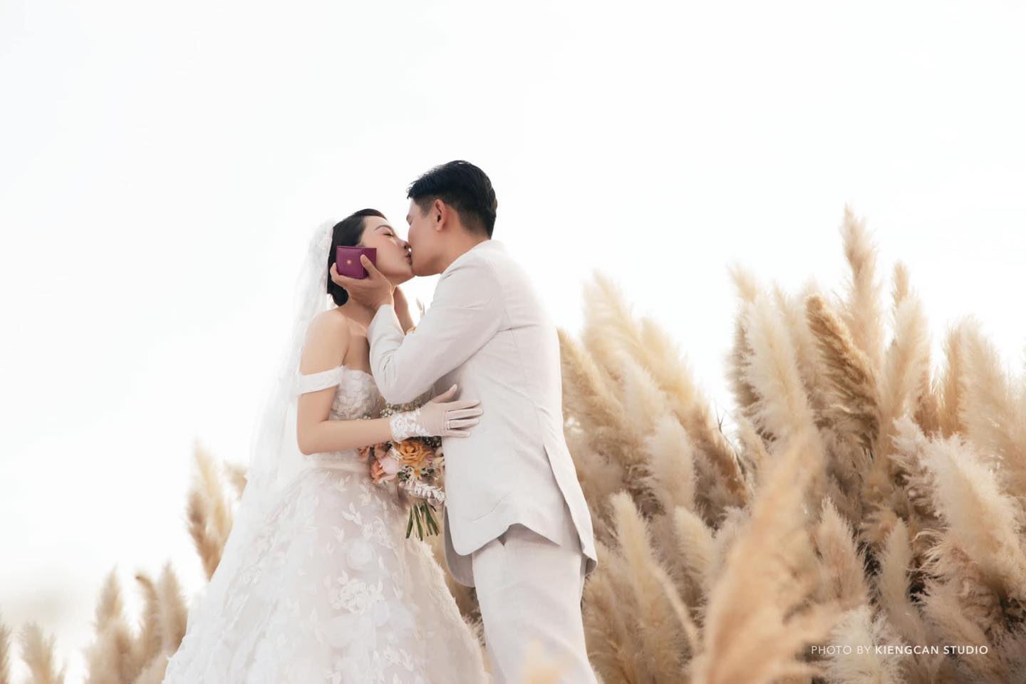 Những khoảnh khắc ngọt ngào và hạnh phúc trong hôn lễ của Cô dâu tháng 6 Minh Hằng
