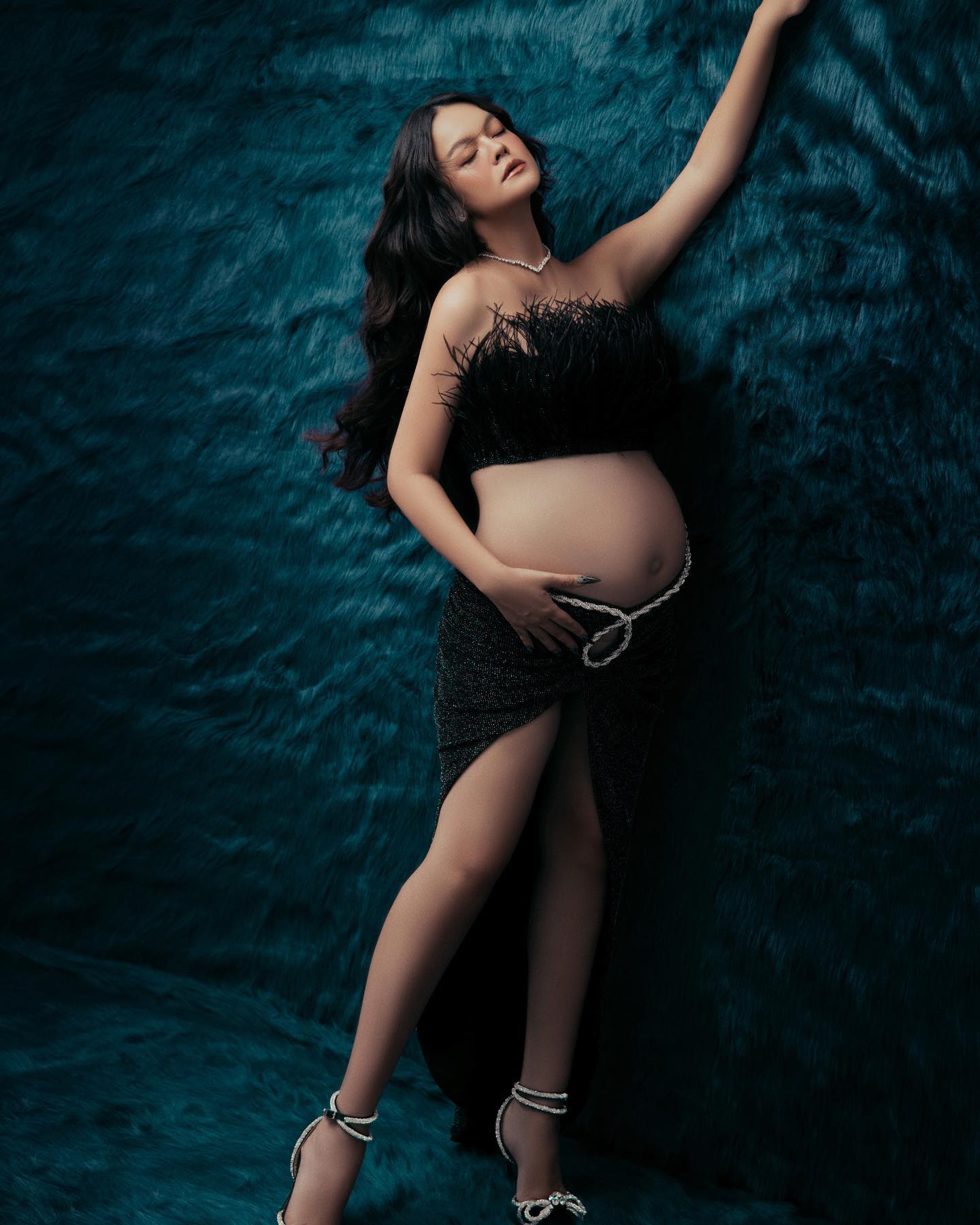 Phạm Quỳnh Anh tung ảnh tháng cuối thai kỳ vóc dáng mẹ bầu được khen nức nở