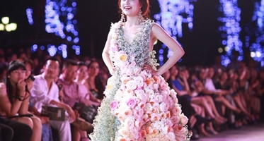  Điểm danh những bộ váy được làm từ chất liệu độc đáo của sao Việt