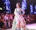  Điểm danh những bộ váy được làm từ chất liệu độc đáo của sao Việt 
