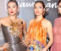 Siêu mẫu Hà Anh mặc áo dài táo bạo lộ miếng dán ngực ở chung kết Hoa hậu hoàn vũ VN 