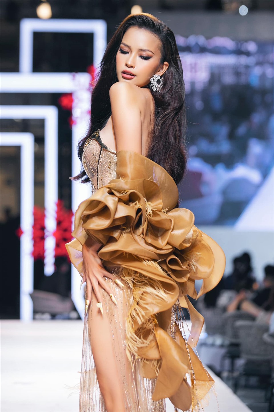 Ngắm đường cong bốc lửa của tân Hoa hậu Hoàn vũ Việt Nam Nguyễn Thị Ngọc Châu