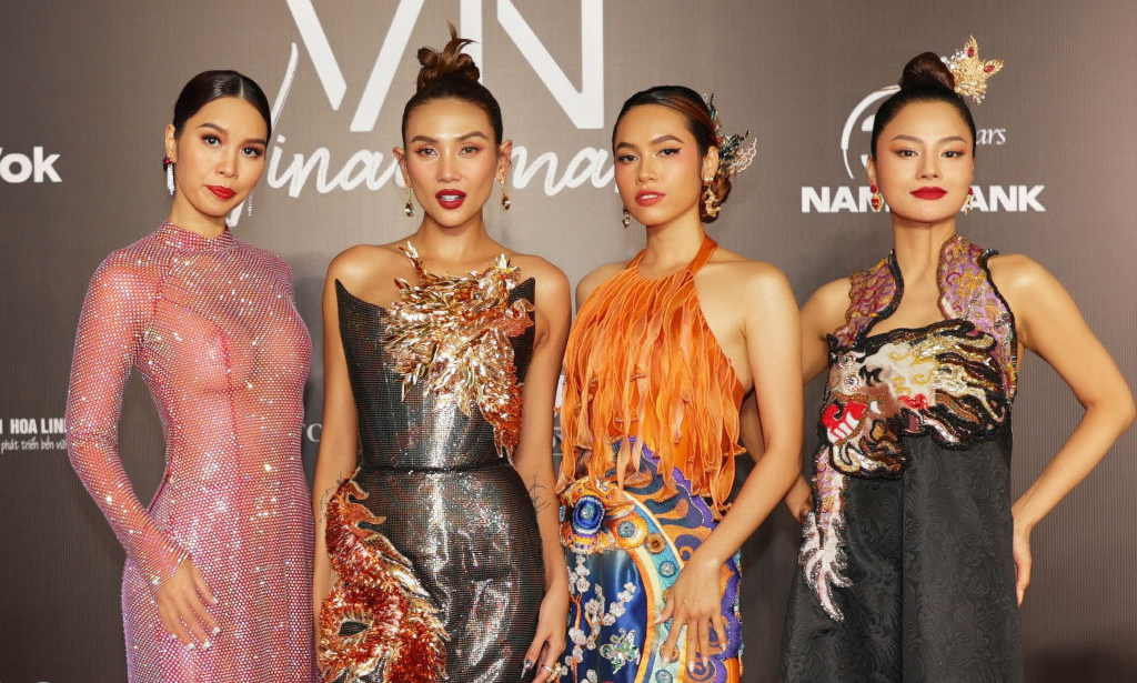 Siêu mẫu Hà Anh gây sốc khi diện áo dài mặc như không mặc trên thảm đỏ HHHVVN