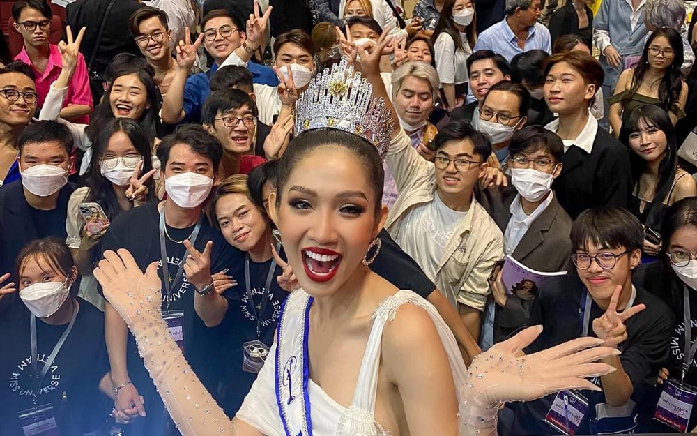 Tranh cãi hình ảnh Đỗ Nhật Hà đeo sash đội vương miện giả y chang Hoa hậu