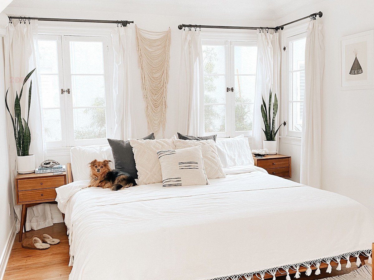Phòng ngủ màu trắng thể hiện chủ nhân là người linh hoạt, yêu thích sự sạch sẽ, ngăn nắp và những khía cạnh tối giản của cuộc sống.