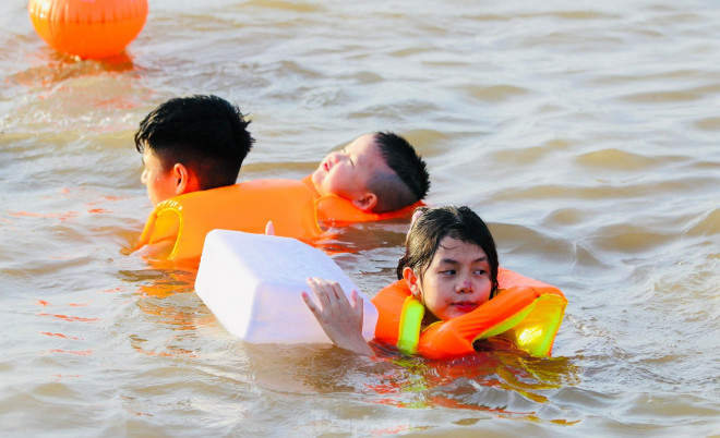Bất chấp nguy hiểm người dân Hà Nội đổ xô ra sông Hồng giải nhiệt