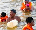 Bất chấp nguy hiểm người dân Hà Nội đổ xô ra sông Hồng giải nhiệt 