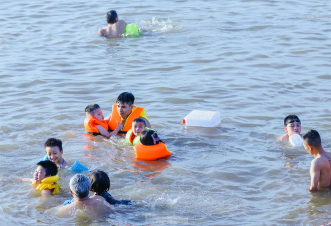 Bất chấp nguy hiểm người dân Hà Nội đổ xô ra sông Hồng giải nhiệt