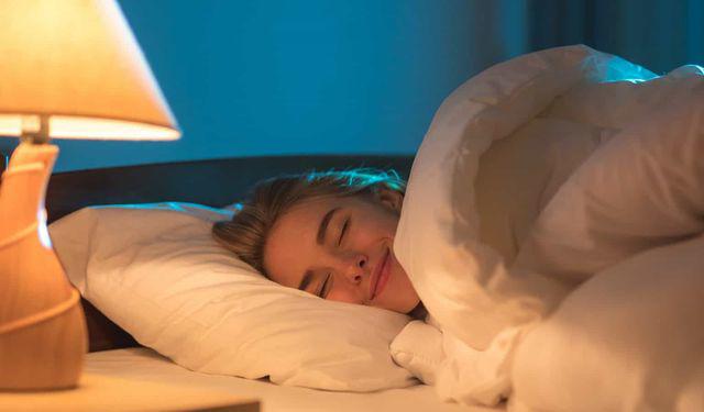Khi ngủ nên chìm vào bóng tối hay để đèn mờ dịu Một kiểu ngủ dễ gây béo phì và ung thư