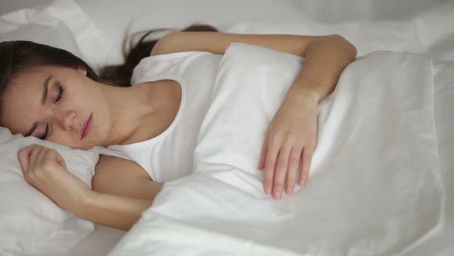 Khi ngủ nên chìm vào bóng tối hay để đèn mờ dịu Một kiểu ngủ dễ gây béo phì và ung thư