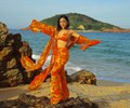 Á khôi doanh nhân Mai Diệu Linh khoe múi bụng với loạt bikini nhỏ xíu 