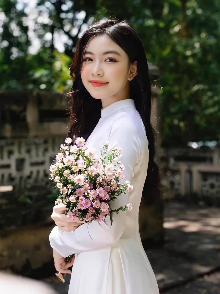 Giải trí - Nhan sắc ngọt ngào của con gái MC Quyền Linh gây 'bão' mạng (Hình 2).