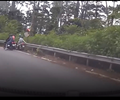 Video Mất phanh khi đổ đèo Tam Đảo người lái xe máy dùng chân để giảm tốc  