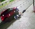 Video Người đàn ông lái ô tô tông vợ cũ và bạn trai do ghen tuông 