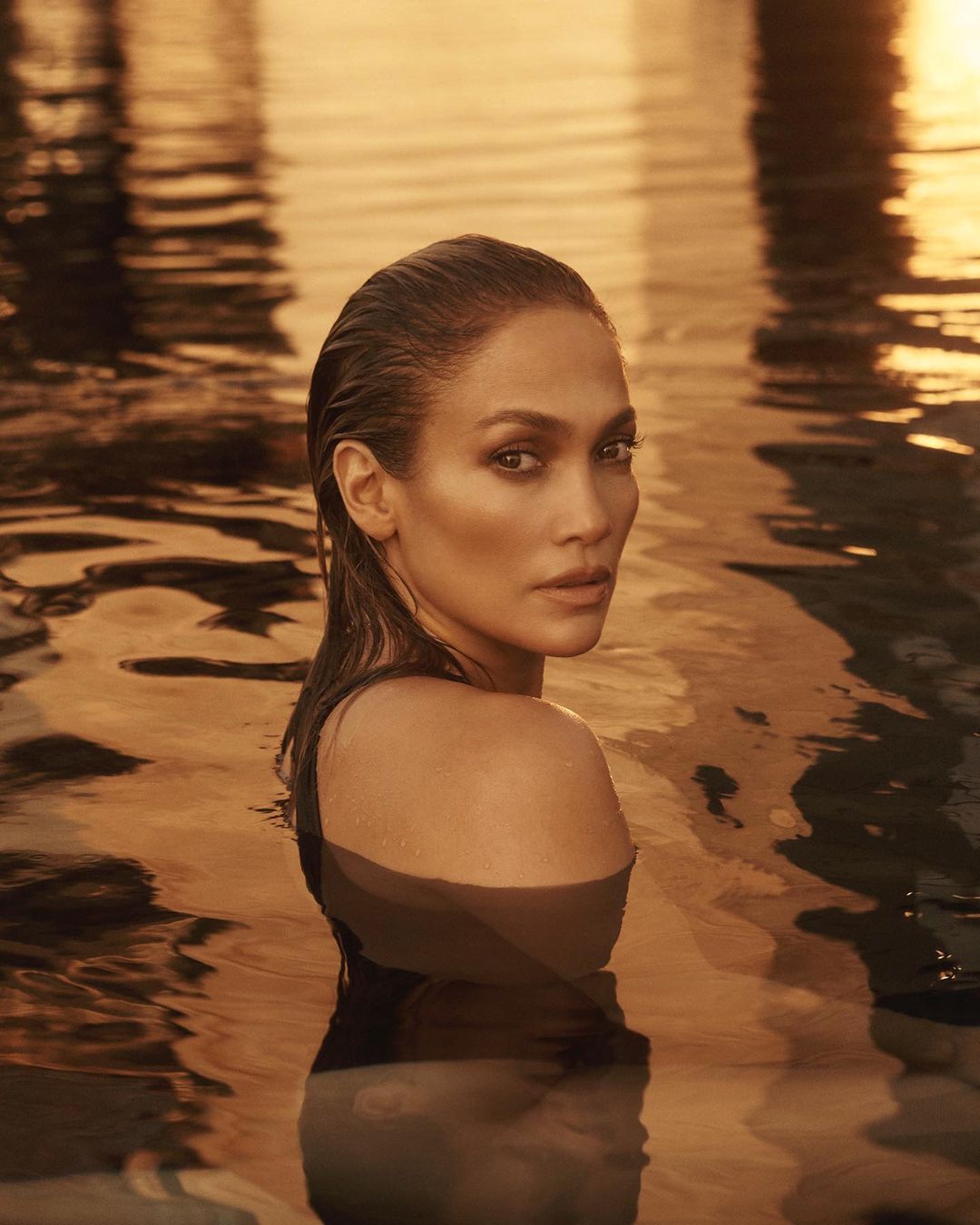 Rạo rực với bộ ảnh bán nude của Jennifer Lopez  đánh dấu tuổi 53