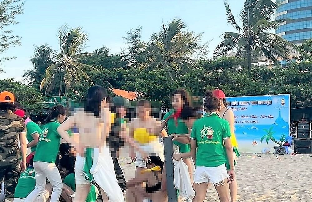 Xôn xao hình ảnh nhóm nữ du khách cởi áo ngực chơi trên biển Cửa Lò