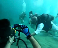 Video Lặn xuống đáy biển làm đám cưới 