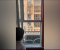 Video Bàng hoàng bé trai 4 tuổi leo ra cửa sổ chung cư tầng 29 