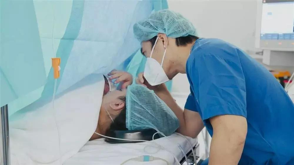 Quý tử Lê Dương Bảo Lâm chào đời 1 ngày đã phải làm tiểu phẫu-5