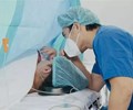 Vợ Lê Dương Bảo Lâm xót xa khi con trai vừa chào đời đã phải tiểu phẫu 
