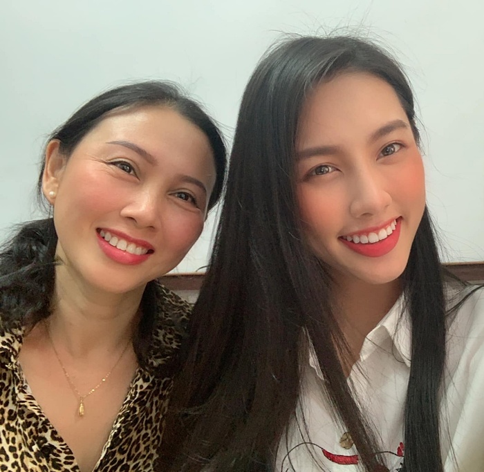 Người mẹ trẻ trung của Hoa hậu Thùy Tiên: Thường bị nhầm là chị ruột của con gái Ảnh 6