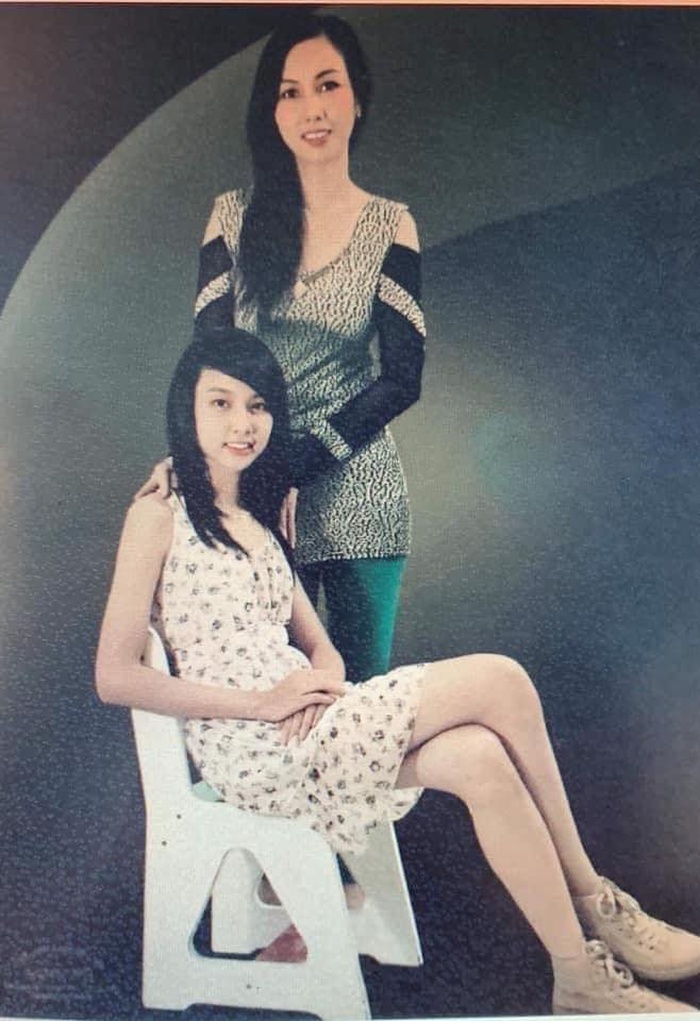 Người mẹ trẻ trung của Hoa hậu Thùy Tiên: Thường bị nhầm là chị ruột của con gái Ảnh 4