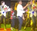  Nghệ sĩ hài Hoài Linh  bị khán giả đuổi rơi cả dép khi đang biểu diễn 