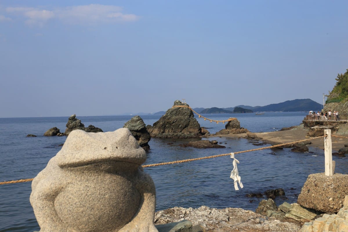 Cặp đá phu thê kết duyên Meoto Iwa độc đáo nằm giữa eo biển Mie