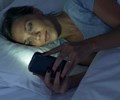 Trước khi đi ngủ vẫn xem điện thoại sẽ dẫn đến mất ngủ 