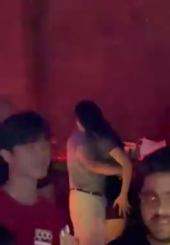 Lan truyền clip nóng Shark Bình cùng Phương Oanh đắm say trong quán bar