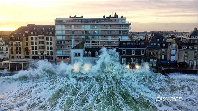 Thị trấn độc nhất vô nhị tại Pháp nơi những con con sóng cao hơn tòa nhà ba tầng rượu vang được ngâm dưới lòng biển 12 tháng
