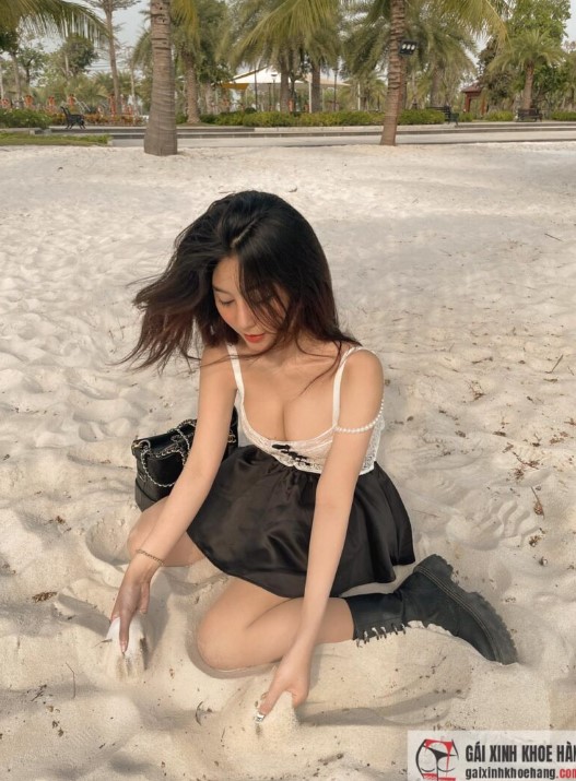 Choáng ngợp trước loạt ảnh thả rông tạo dáng nóng bỏng của hotgirl Việt  
