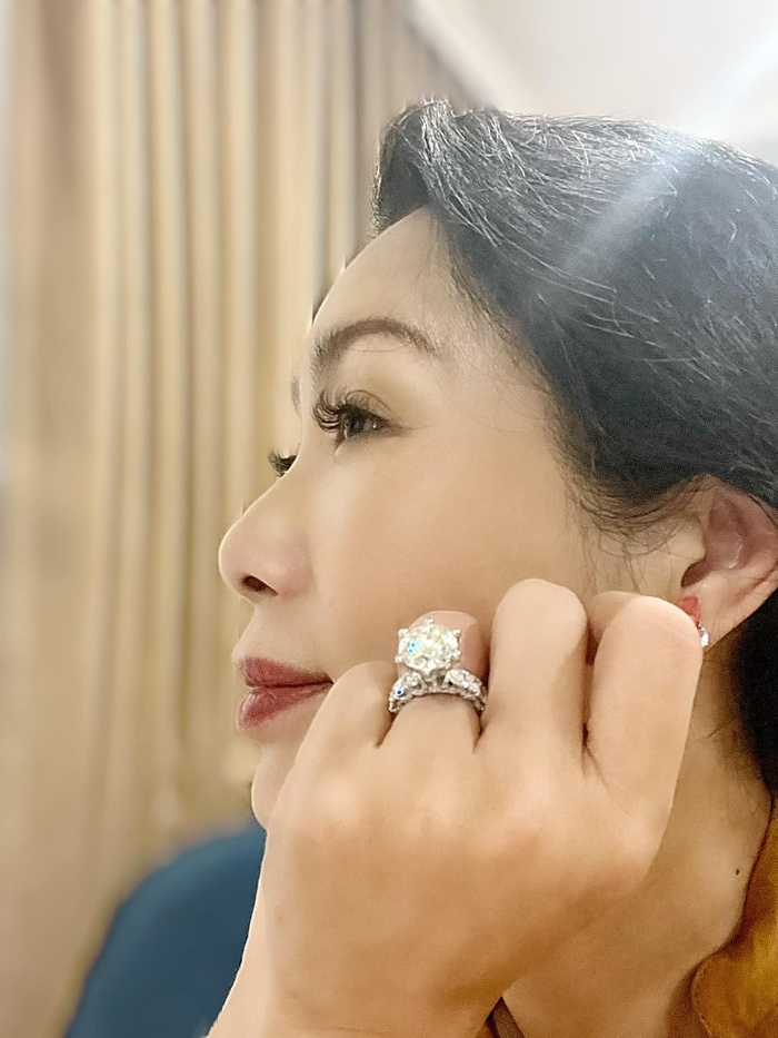 Nhân kỷ niệm 22 năm ngày cưới, Trịnh Kim Chi được chồng tặng nhẫn kim cương 'siêu khủng' Ảnh 1