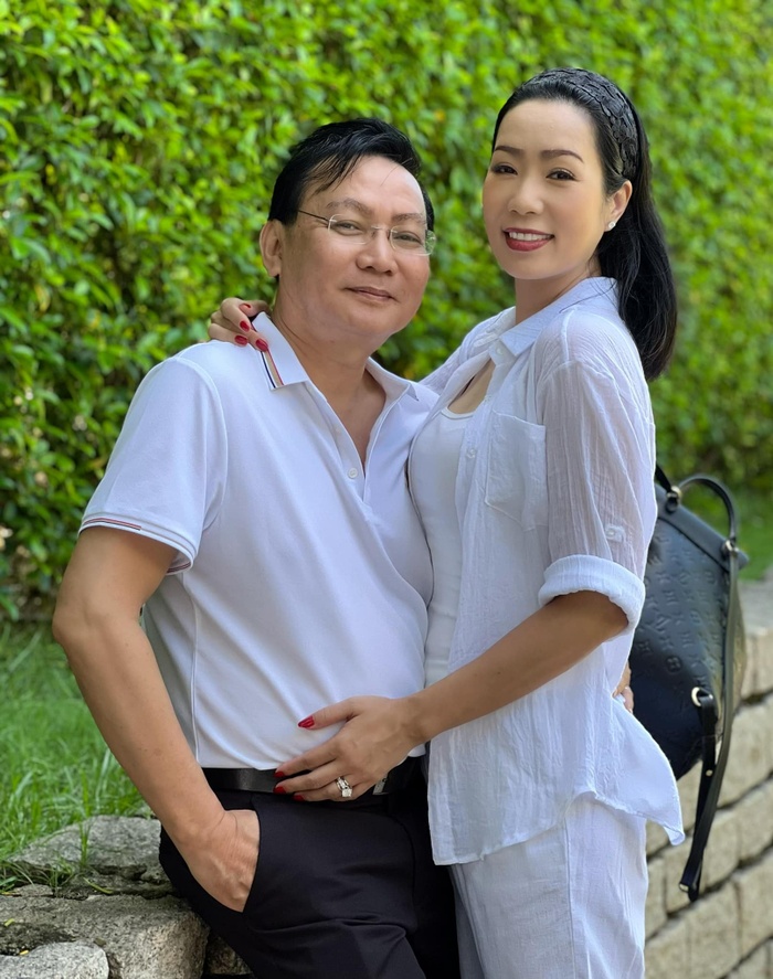 Nhân kỷ niệm 22 năm ngày cưới, Trịnh Kim Chi được chồng tặng nhẫn kim cương 'siêu khủng' Ảnh 4