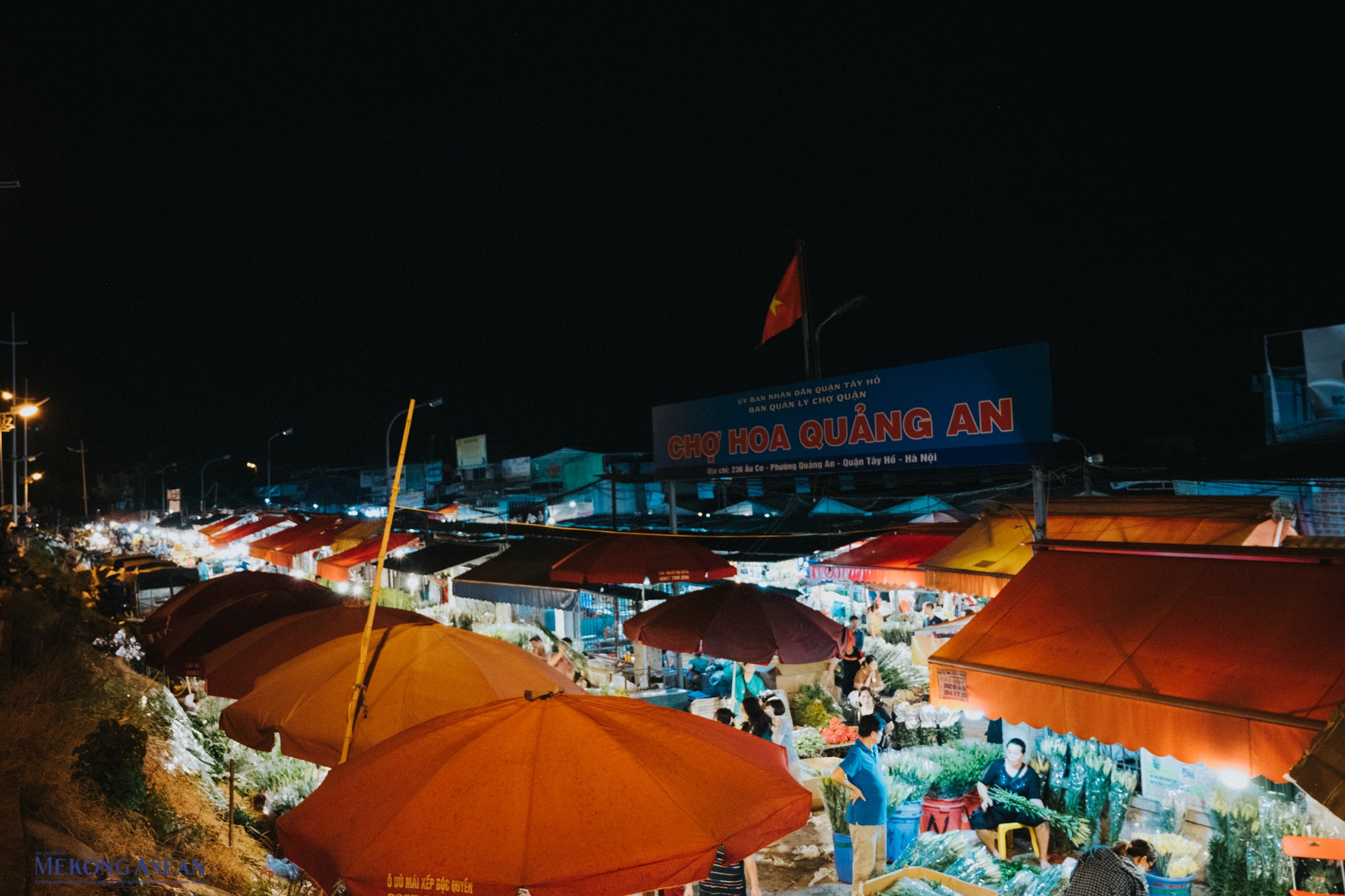 Chợ hoa đêm Quảng An  điểm checkin nhất định không thể thiếu cho mùa thu Hà Nội