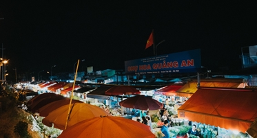 Chợ hoa đêm Quảng An - điểm check-in nhất định không thể thiếu cho mùa thu Hà Nội