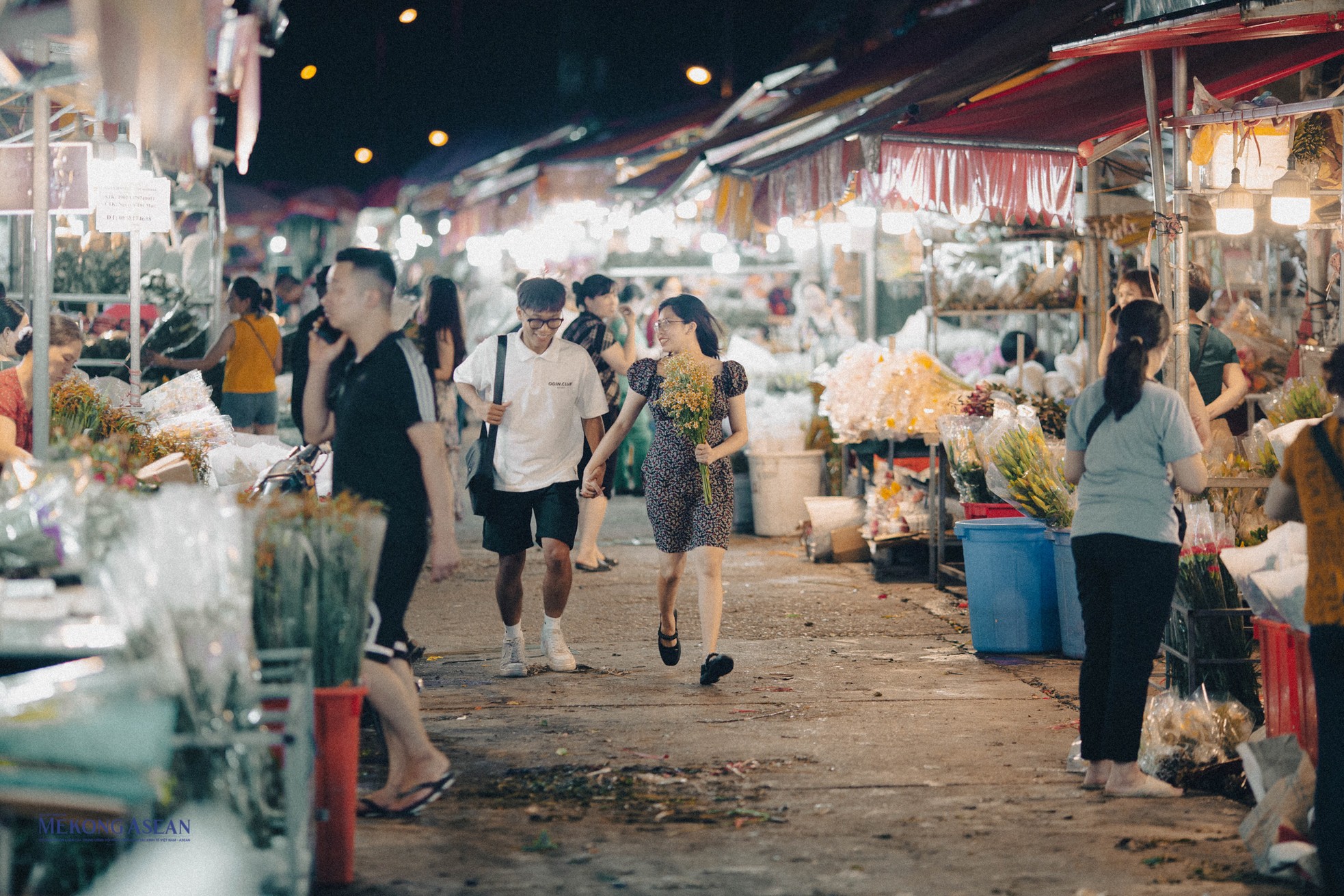Chợ hoa đêm Quảng An  điểm checkin nhất định không thể thiếu cho mùa thu Hà Nội