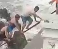 Video Mải chụp ảnh một du khách bị sóng biển cuốn ra xa 